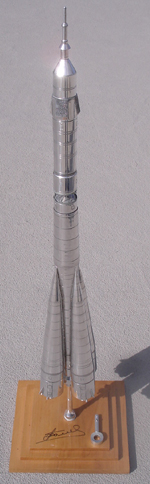 # h047b R-7 Soyuz rocket with launch key